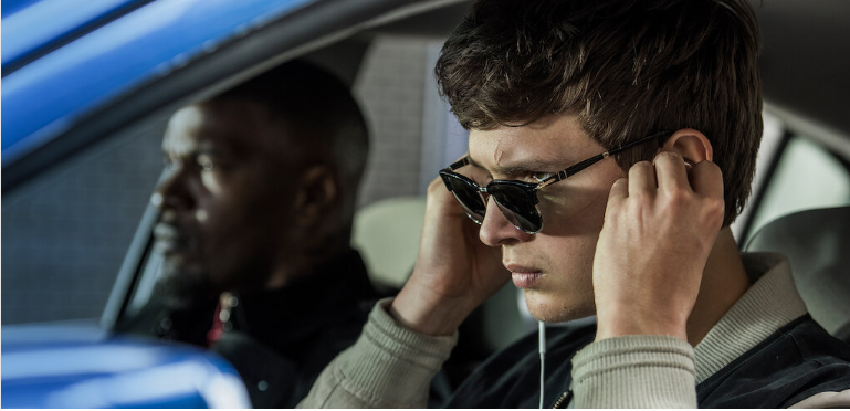 주연 배우가 이어폰으로 노래를 듣는 장면