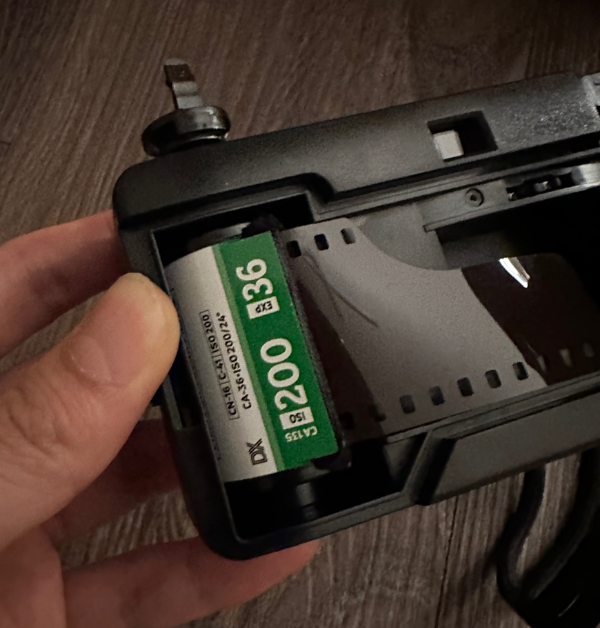 필름카메라-필름-끼우기