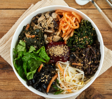 신선한 채소와 나물이 가득담긴 비빔밥