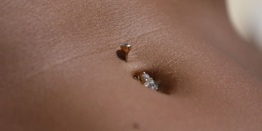 배꼽에 피어싱을 한 모습