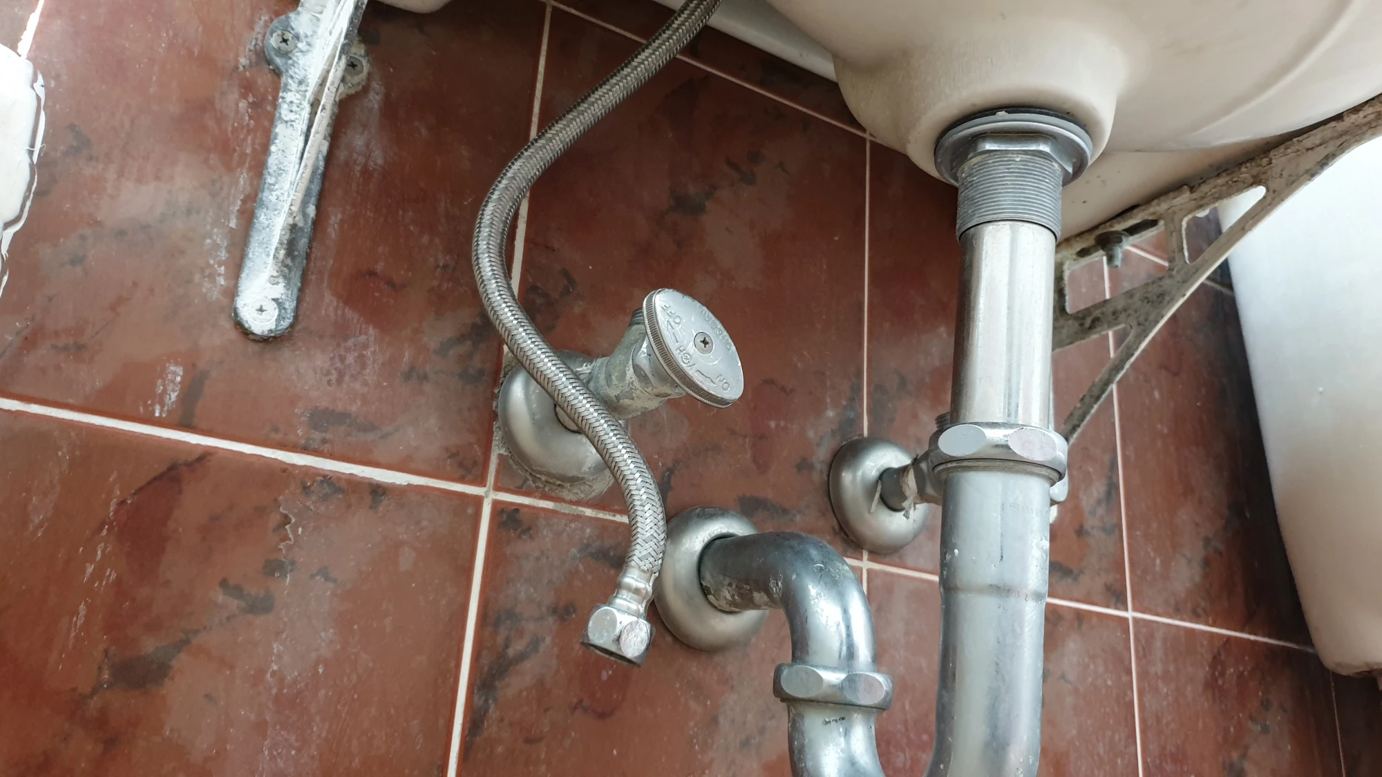 세면대 고압호스 분리 모습