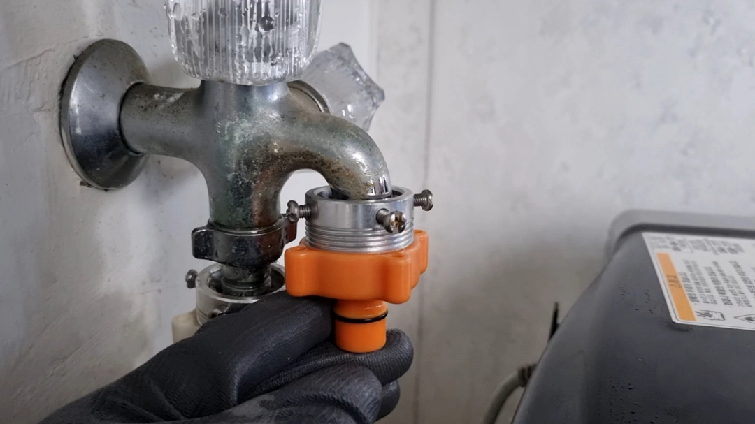 세탁기 호스 연결 부품 끼운 모습