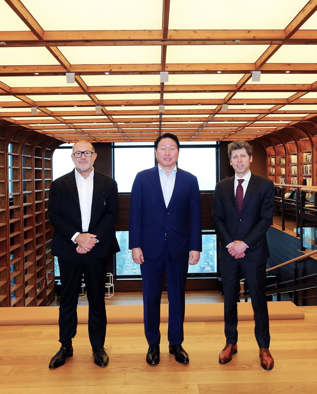 최태원 SK 그룹 회장(가운데)과 샘 올트먼 OpenAI CEO(오른쪽), 조나단 아이브 OpenAI 크리에이티브 헤드 (Creative Head) (왼쪽)가 1일 서울 종로구 SK서린빌딩에서 기념 촬영을 하고 있다.