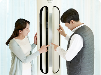 에어컨의 현재 오염상태를 서로 확인하는 두사람