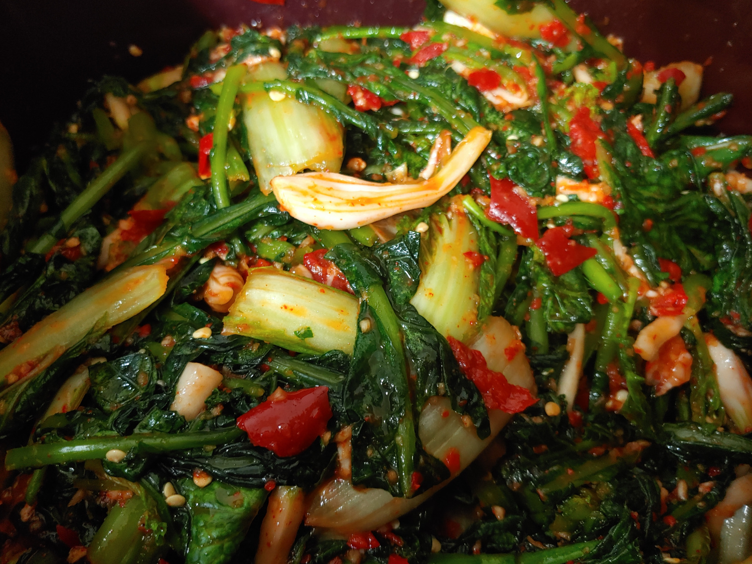 아삭한 맛이 일품! 여름 식탁을 빛내는 열무얼갈이김치 레시피