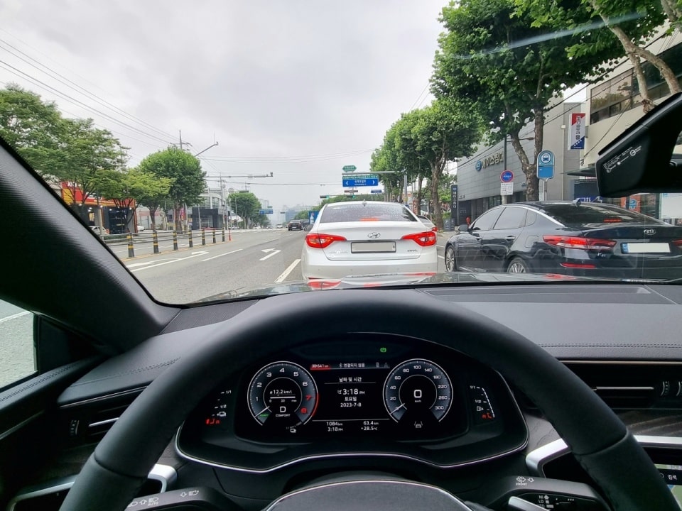 A7 스포트백 TFSI e의 운전 시점입니다.