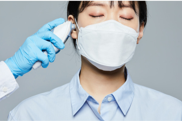 목감기 걸린 여자 사진