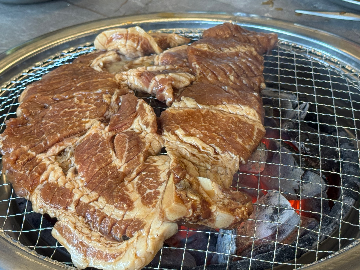 양념 돼지갈비 불판 이미지