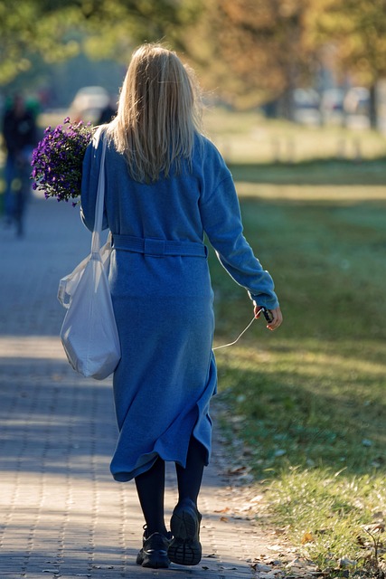 혼자 산책하는 모습