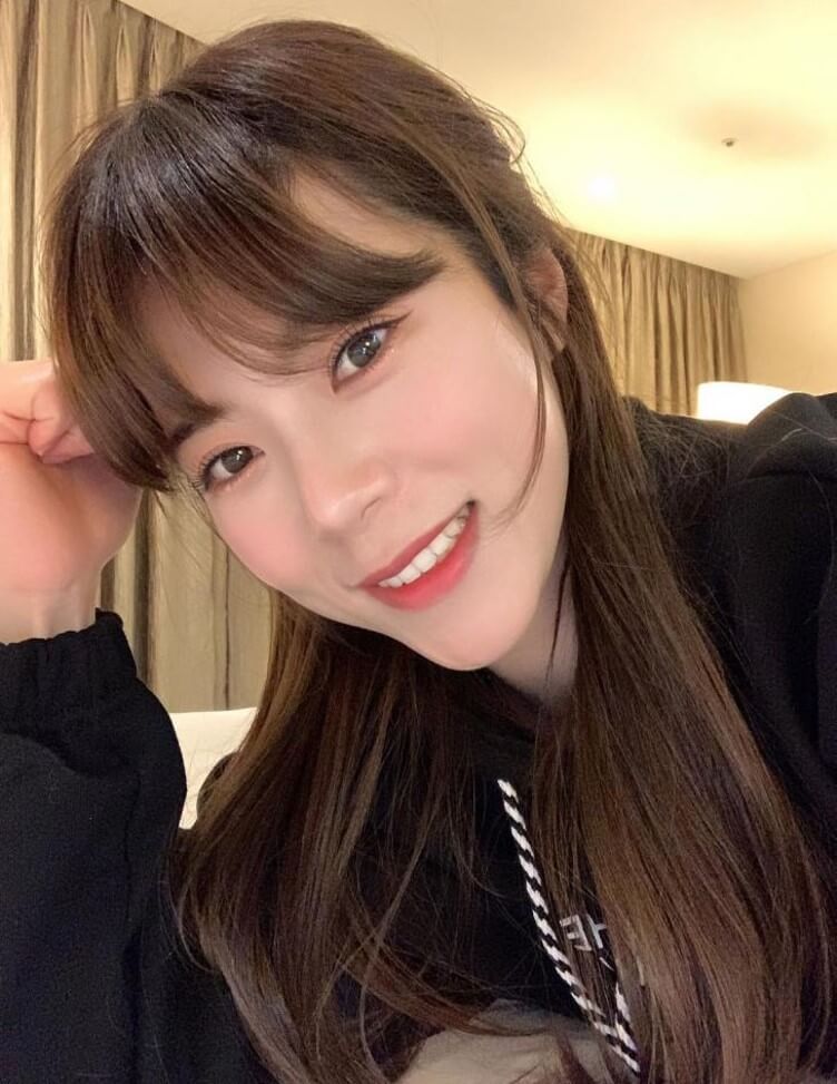 숙소에서 셀카를 찍은 양지은