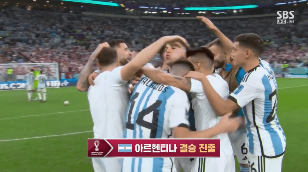 아르헨티나 선수들이 승리에 기뻐하고 있다.