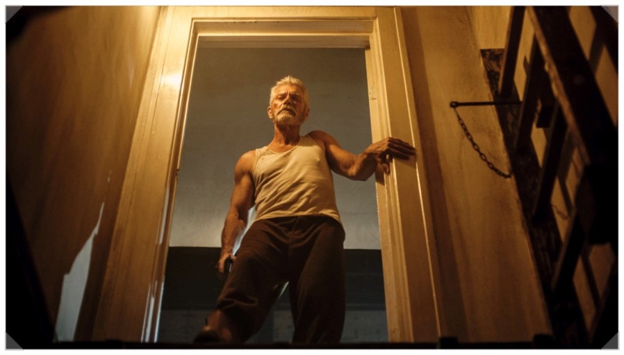 문에 서 있는 노인의 모습