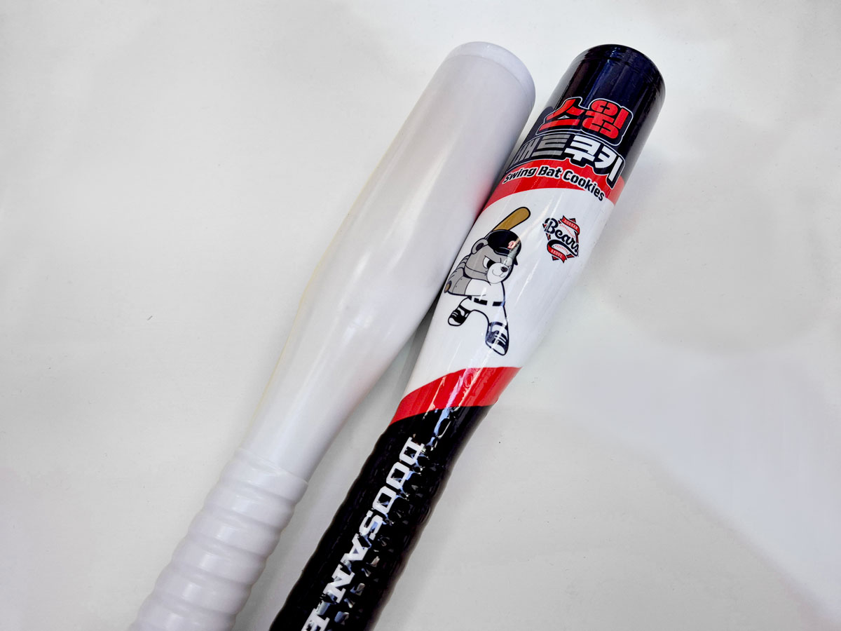 포장을 벗긴 몸체와 스윙배트쿠키 완제품을 함께 찍은 사진