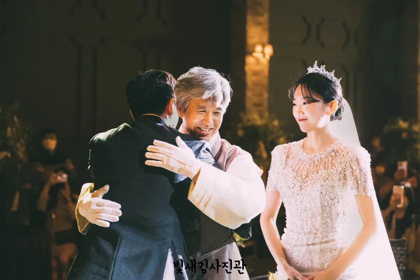 신부 아버님과 포옹