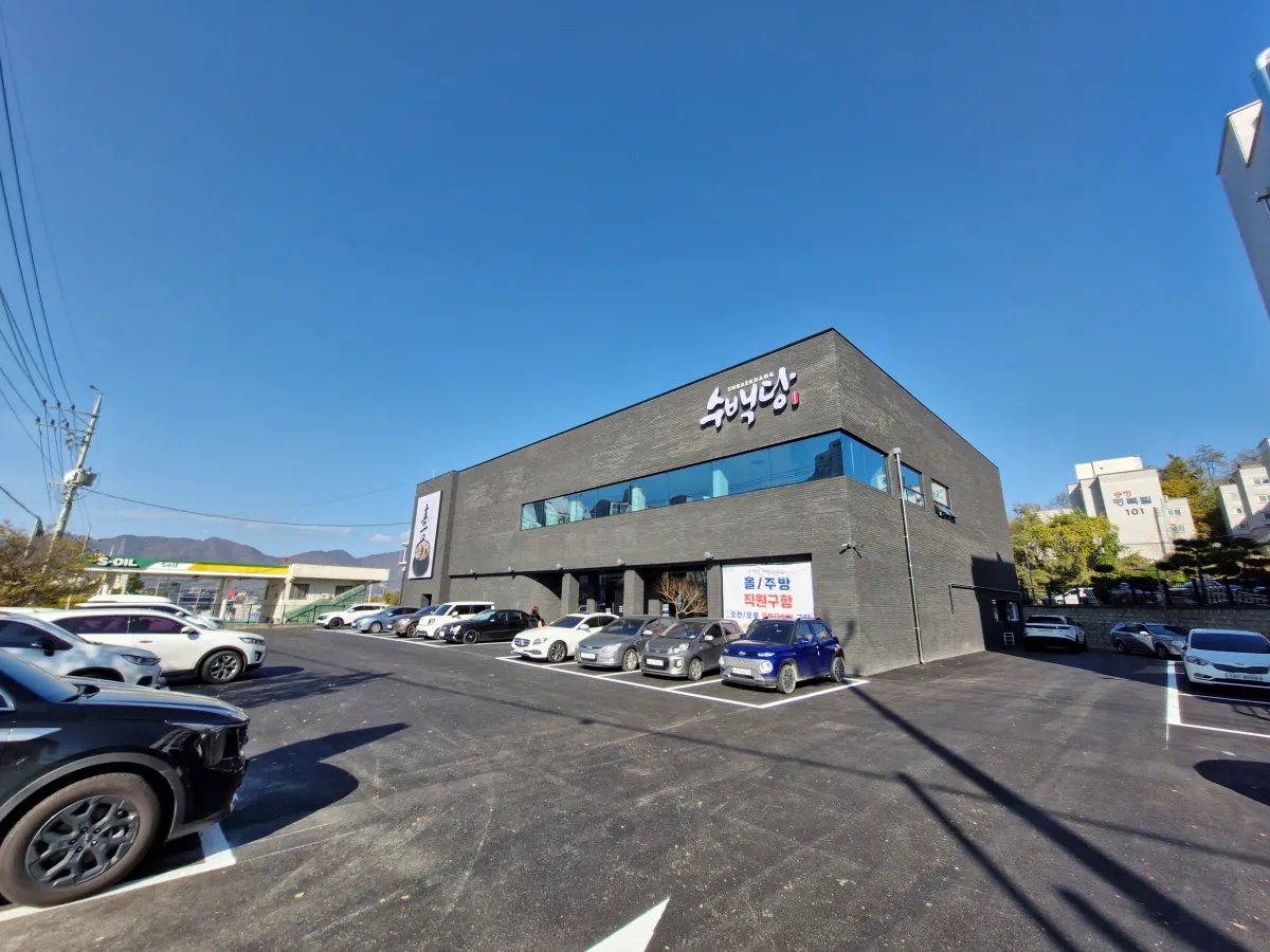 수백당-앞에-주차되어-있는-자동차들