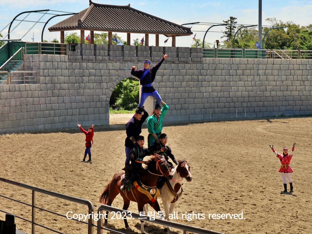 달리는 말위에 5명이 대형을 만든다