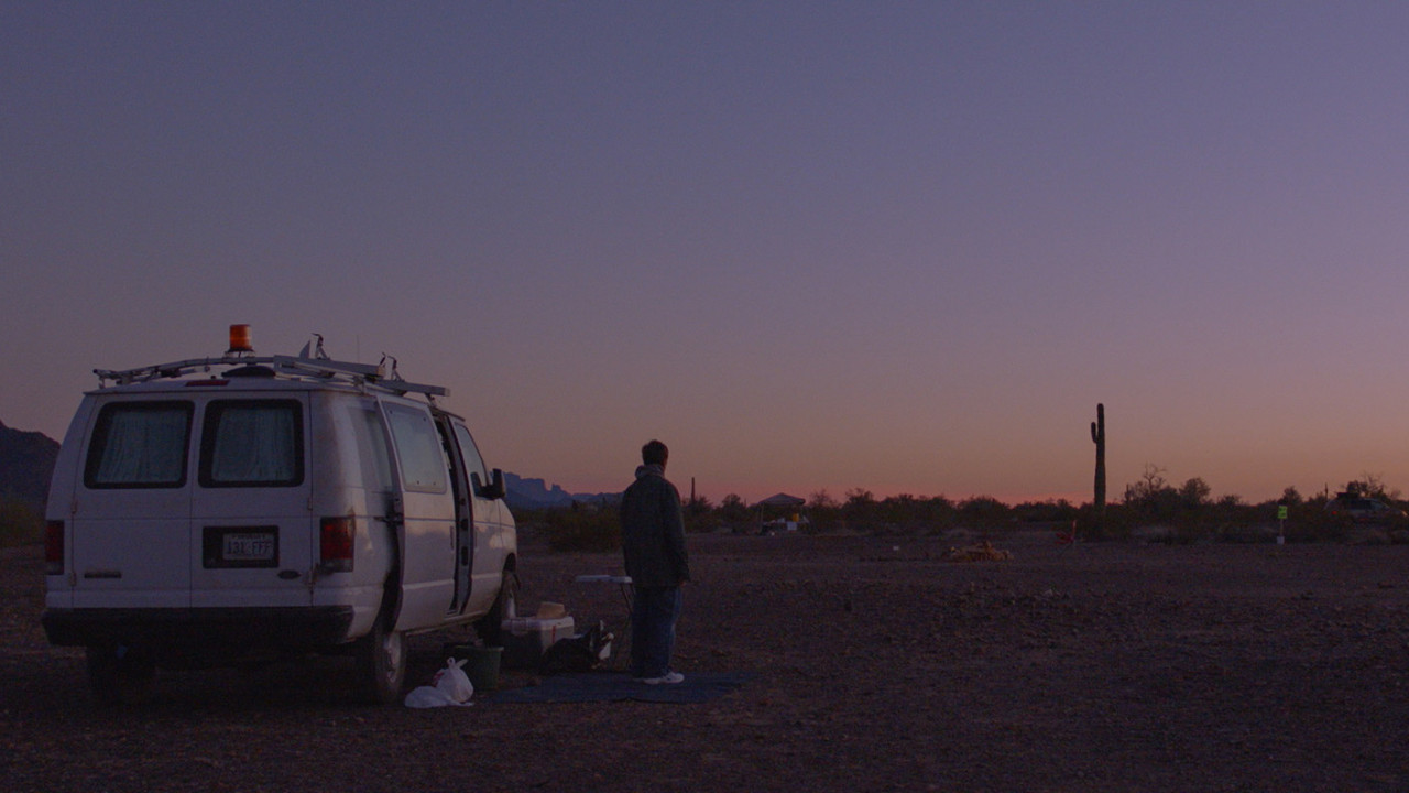 노매드랜드-스틸컷-초원의-밴과-사람