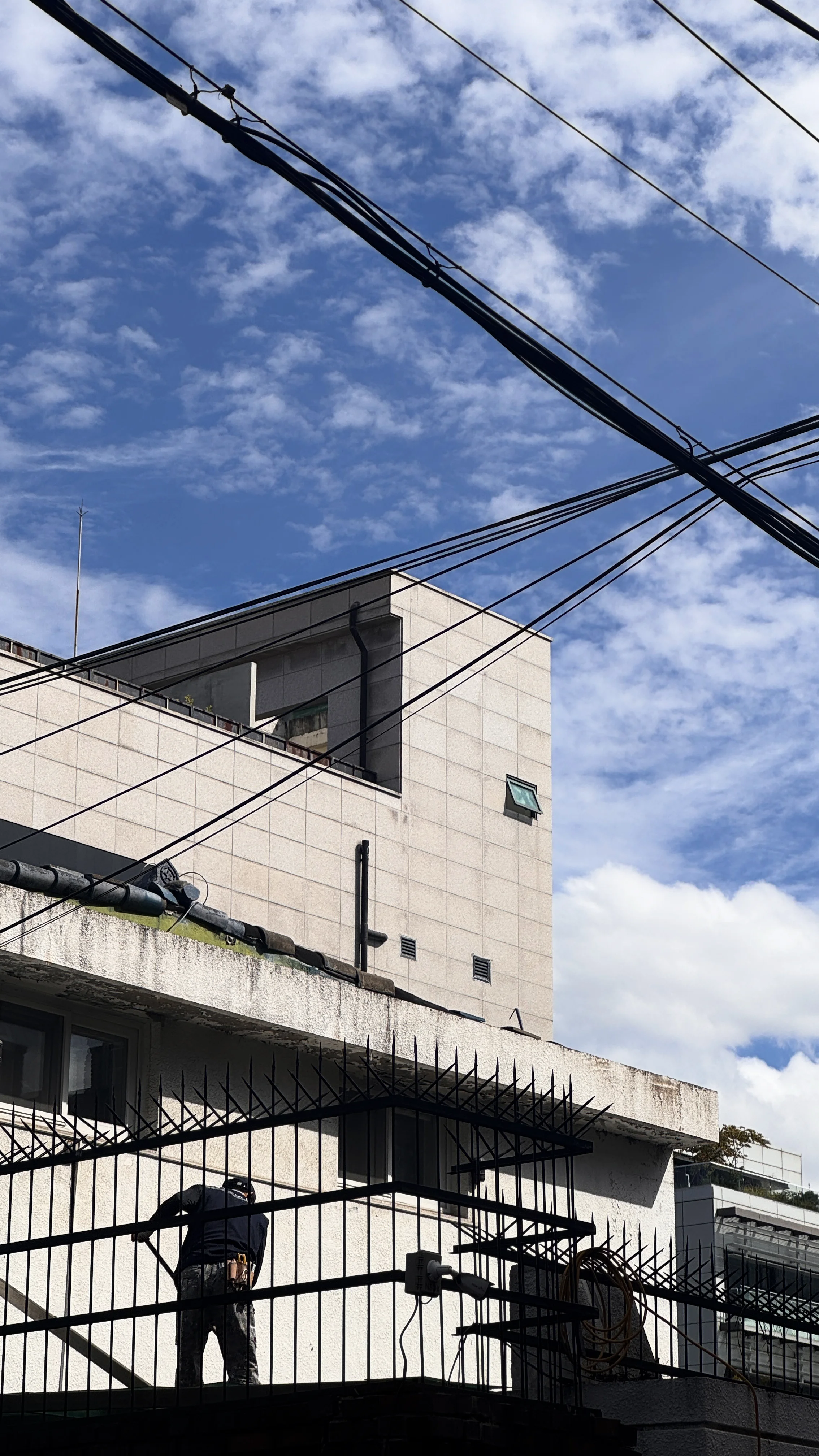 감옥 같이 보이는 창살 속의 공사 현장 인부