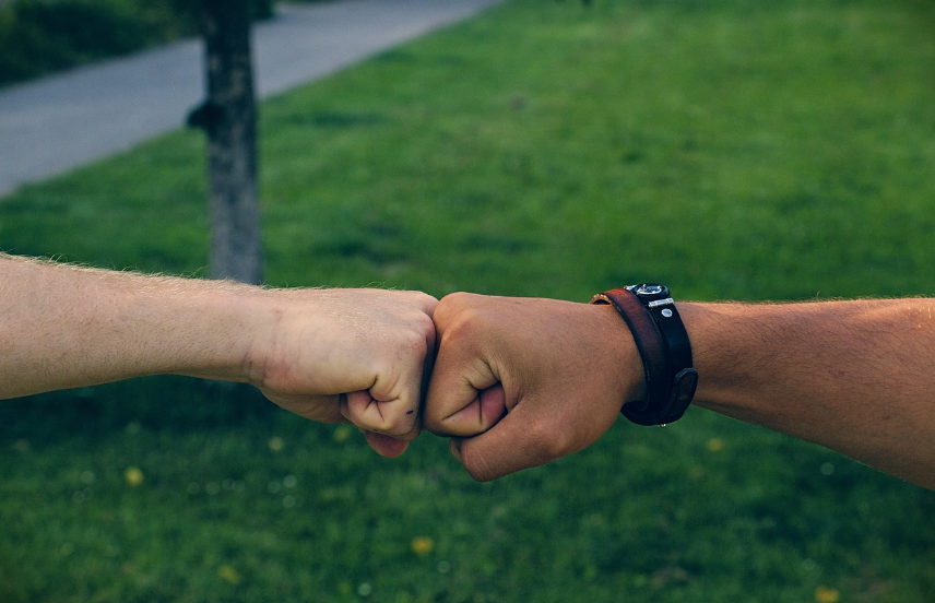 악수를 청할 때 다한증을 가지고 있는 사람은 주먹 인사를 하는 것을 선호합니다.