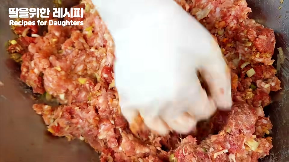양념한 고기를 치대는 장면