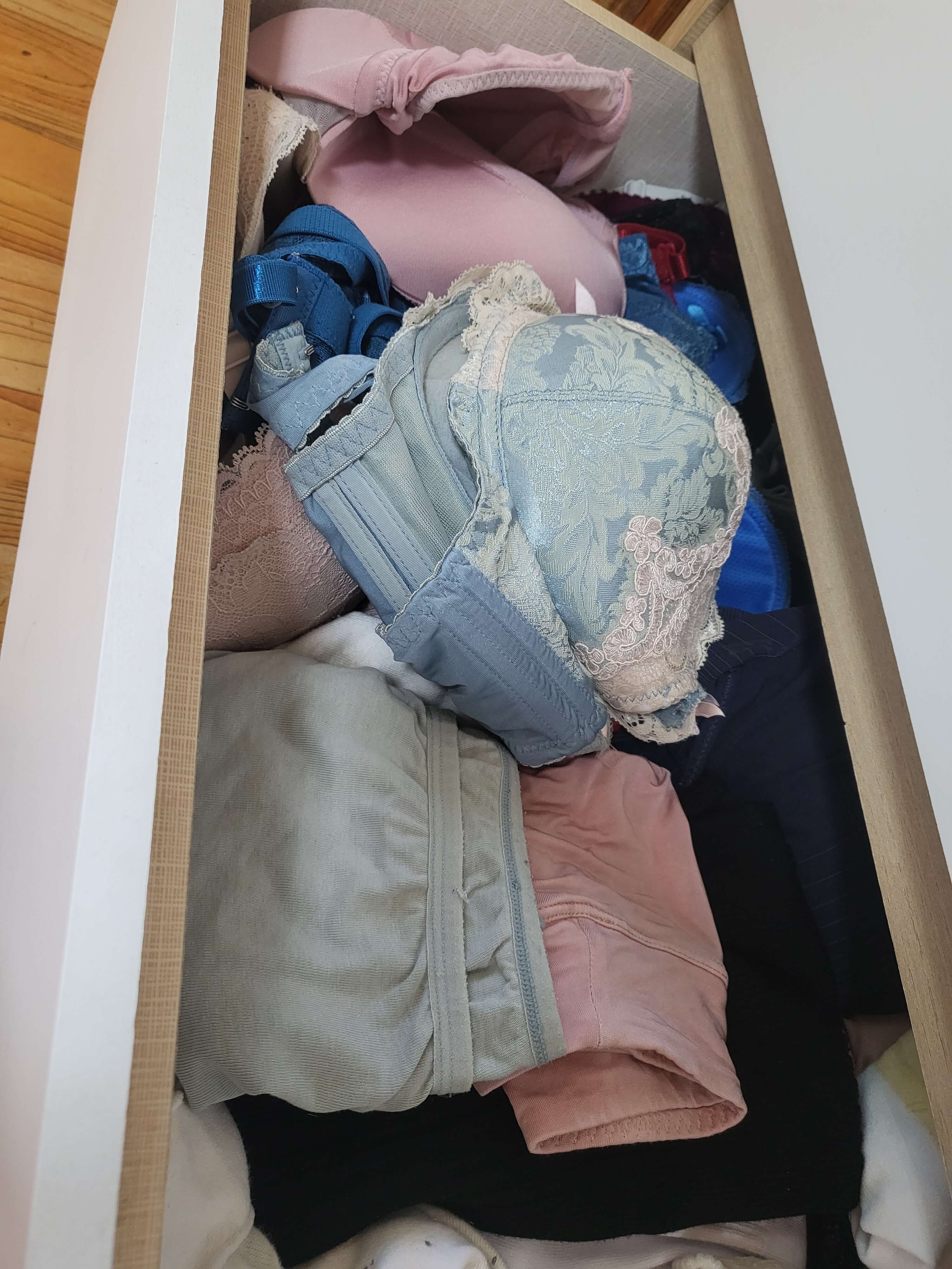 서랍안 뒤섞여 있는 속옷들