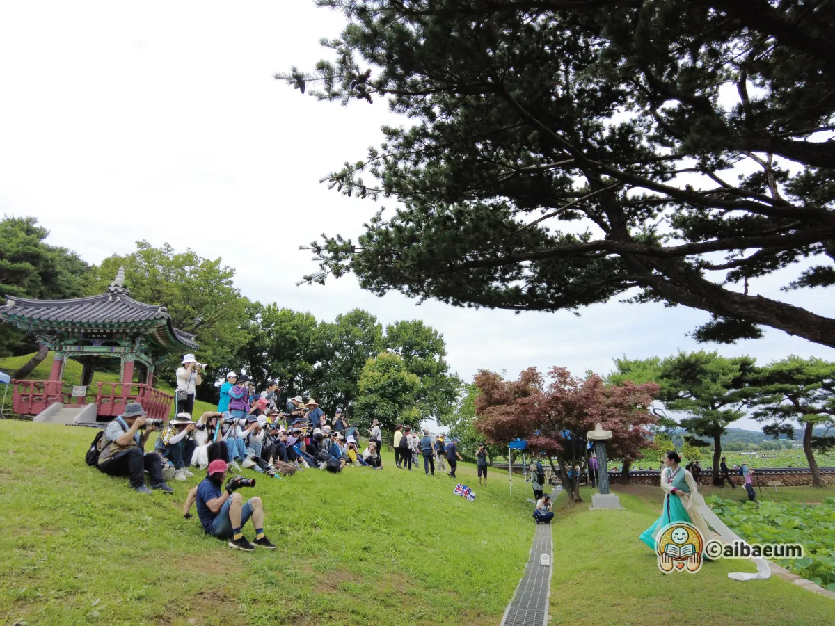 모델이 춤추고-있고-비탈진-곳에서-사진작가들이-사진을-촬영하고-있음