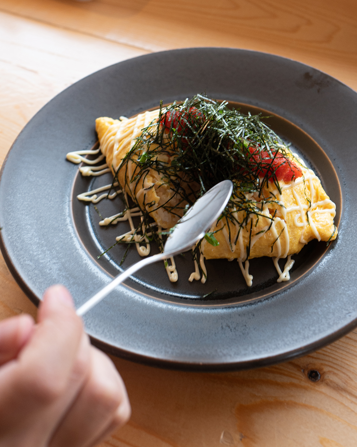 자연광을 활용해 오므라이스를 촬영한 사진. 왼쪽 45도에서 자연광이 들어오고 있고 그릇 위 오므라시으의 질감이 입체적으로 도드라진다