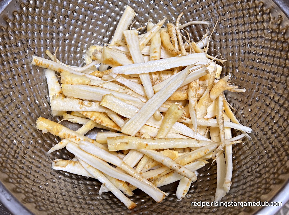 도라지를 떡볶이 크기로 썰어 놓은 사진