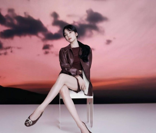 가을 재킷 벌써 입은 송혜교, 반바지로 드러낸 '억' 소리 나는 각선미&hellip;김은숙 작가와 재회는 '덤'