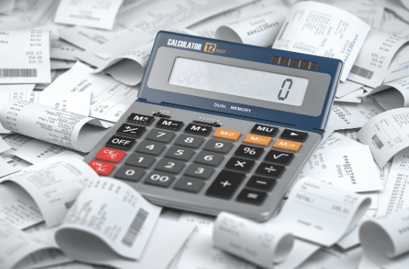 영수증이 깔려 있는 곳에 계산기가 올려져 있음.