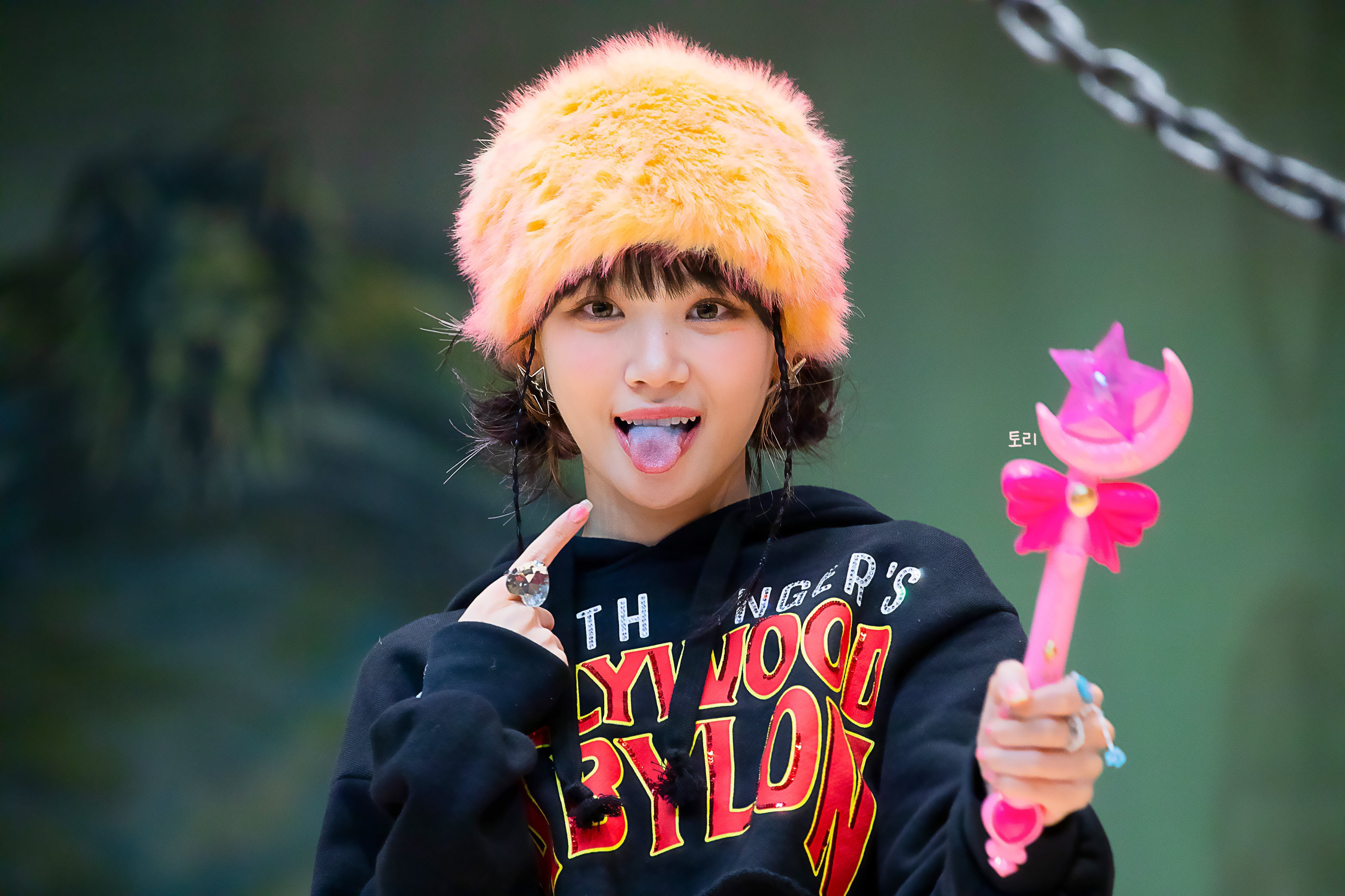 사탕을 먹고 색이 변한 혓바닥을 보여주는 김채원