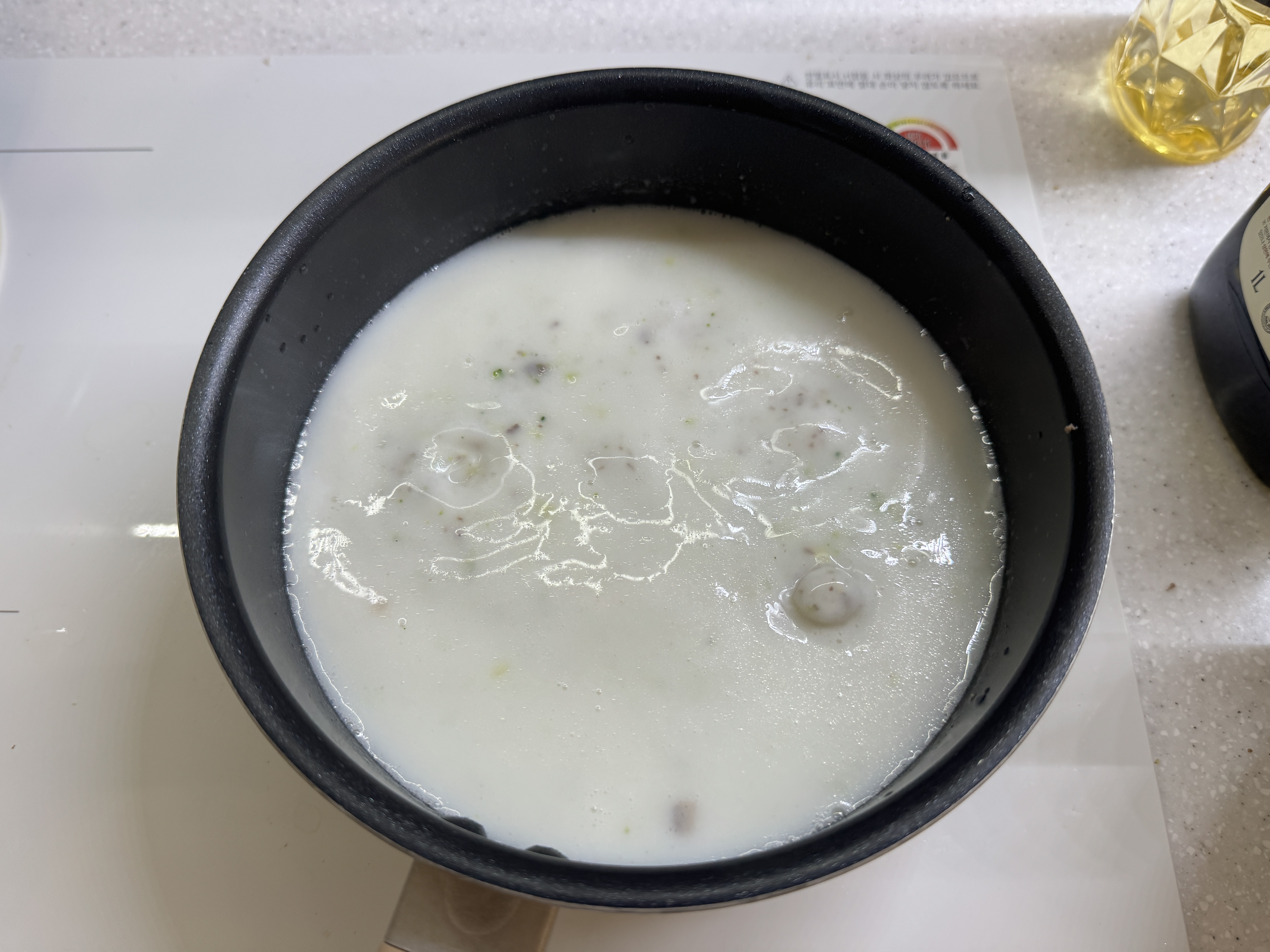 냄비에 쌀&amp;#44; 브로콜리&amp;#44; 버섯&amp;#44; 소고기&amp;#44; 분유를 넣고 끓이는 사진