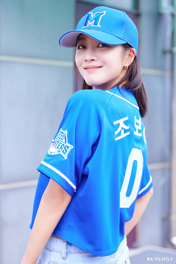 배우 조보아가 &#39;최강야구&#39; 시구자로 활약했다. [사진=키이스트]