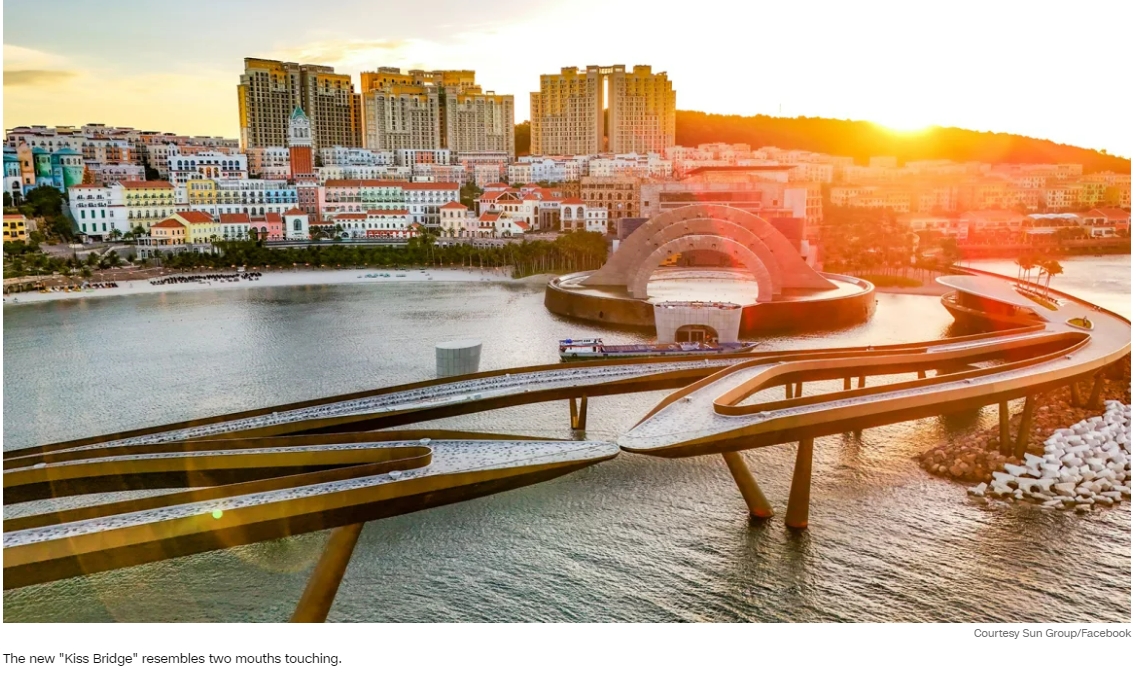로맨틱한 배경의 베트남의 '키스 브리지' VIDEO: Vietnam&rsquo;s new bridge is for kissing, not for crossing