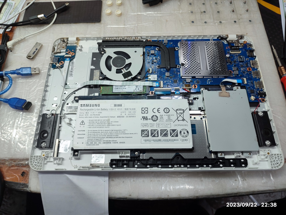 삼성전자 노트북5 NT550EBA-K34D 분해된 모습