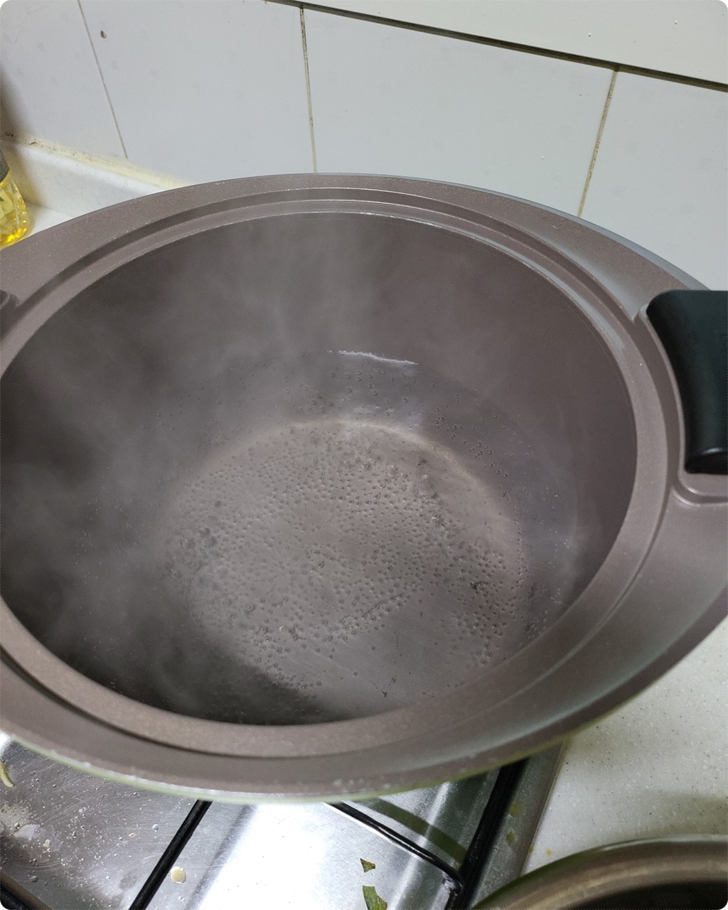 냉면 삶을 물 끓여주기