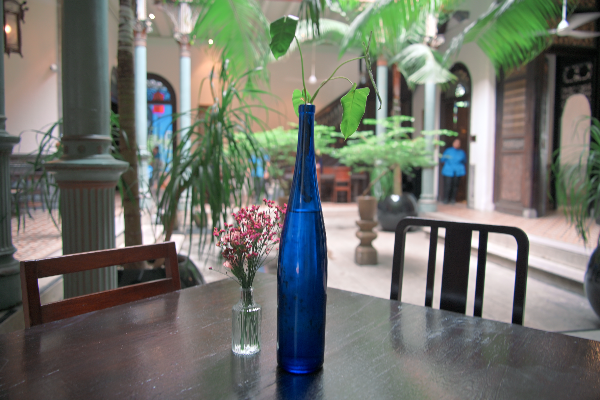 조식을 먹는 식당 테이블에 앉아 중정을 찍은 모습