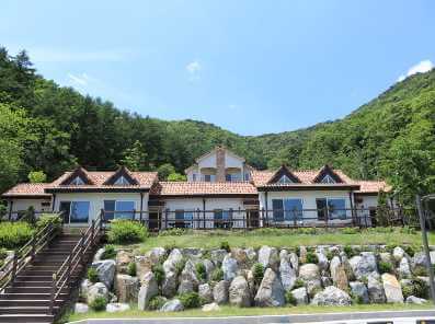 양평 쉬자파크의 산속에 위치한 깔끔하고 자연친화적인 건물 모습