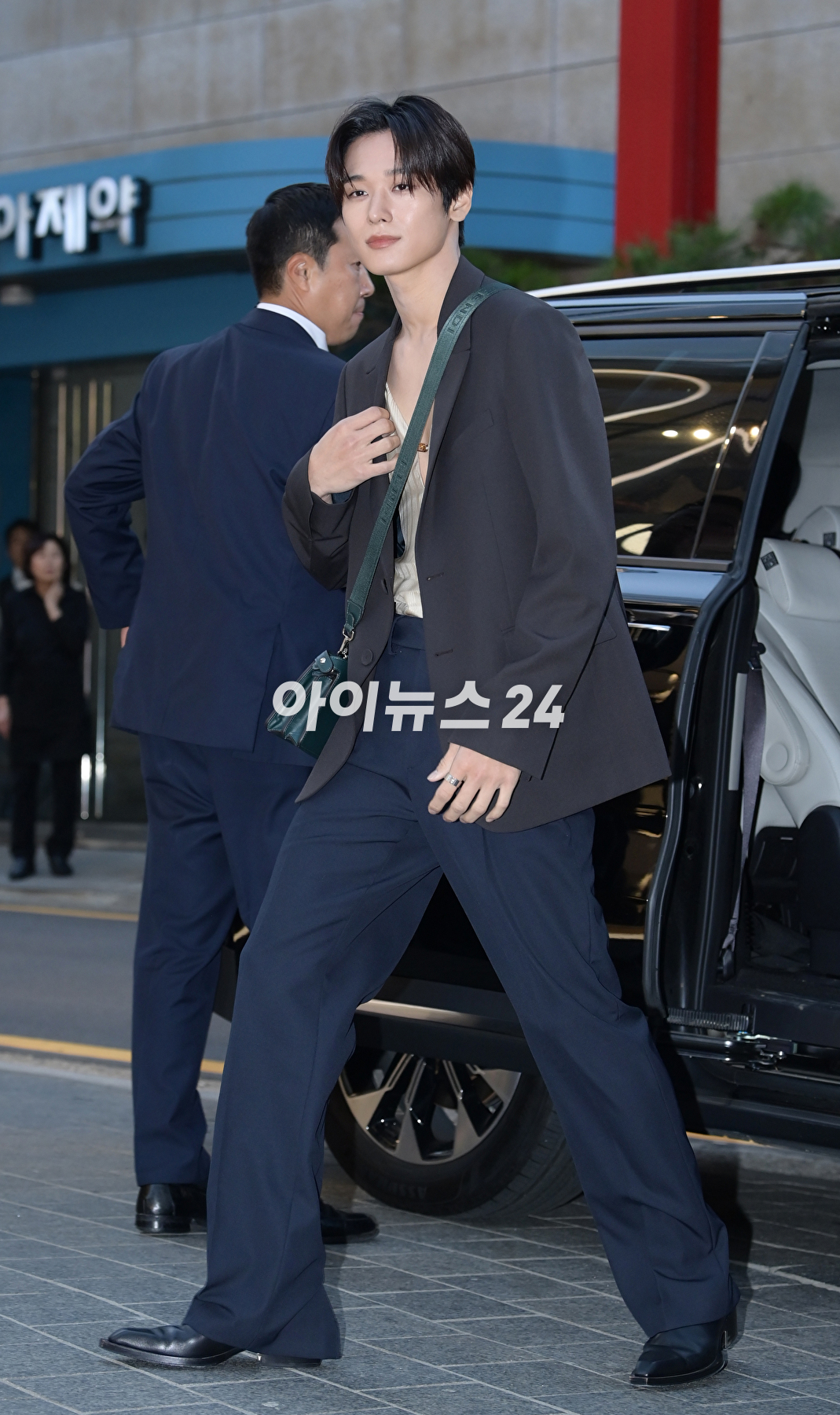 더보이즈(THE BOYZ) 주연이 25일 오후 서울 강남구 팔라초 펜디 서울에서 열린 펜디 2023-2024 윈터 컬렉션 런칭 행사에 참석하고 있다. [사진=정소희 기자]