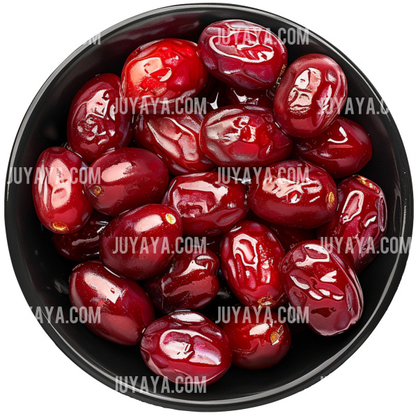 검은 그릇에 담긴 윤기 나는 신선한 생대추. 겨울철 면역력 강화에 좋은 제철 과일.