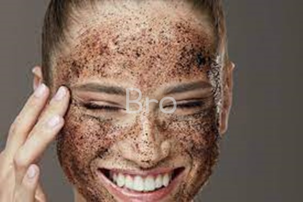 여성이 팩하는 모습 2