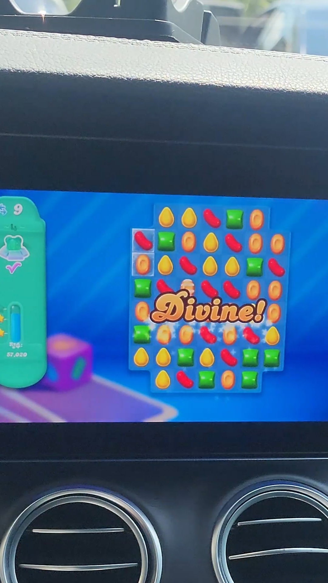 캔디크러쉬 소다 게임 화면&amp;#44; 매치 성공 후 &amp;quot;Divine!&amp;quot; 메시지가 표시된 장면