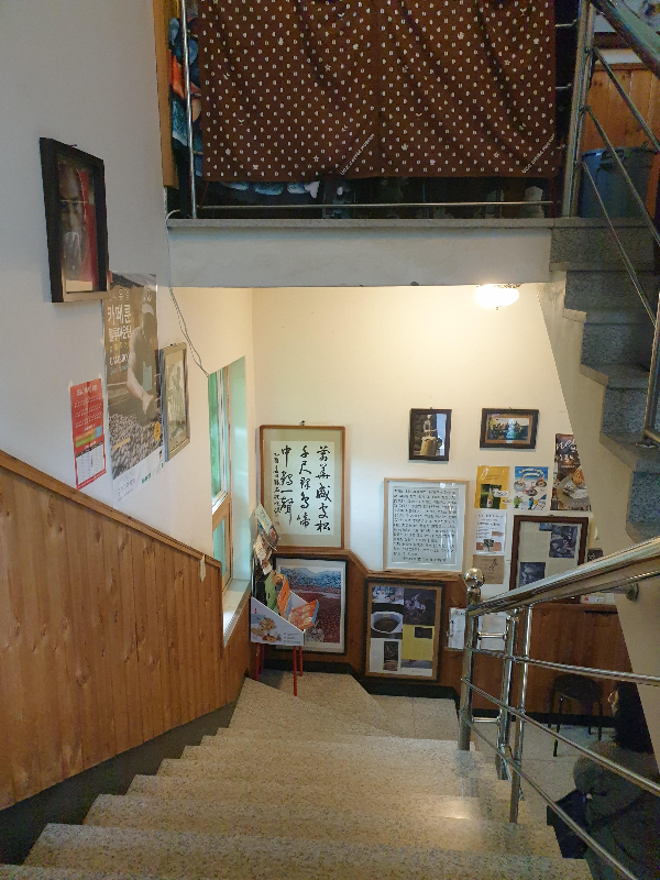 보헤미안 박이추 커피 본점: 강릉 로스터리 카페에서 즐기는 스페셜티 커피_ 계단