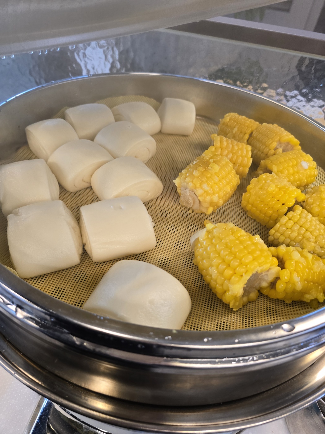 셀프바에는 각종야채와 해산물 두부종류 피시볼 면 등등