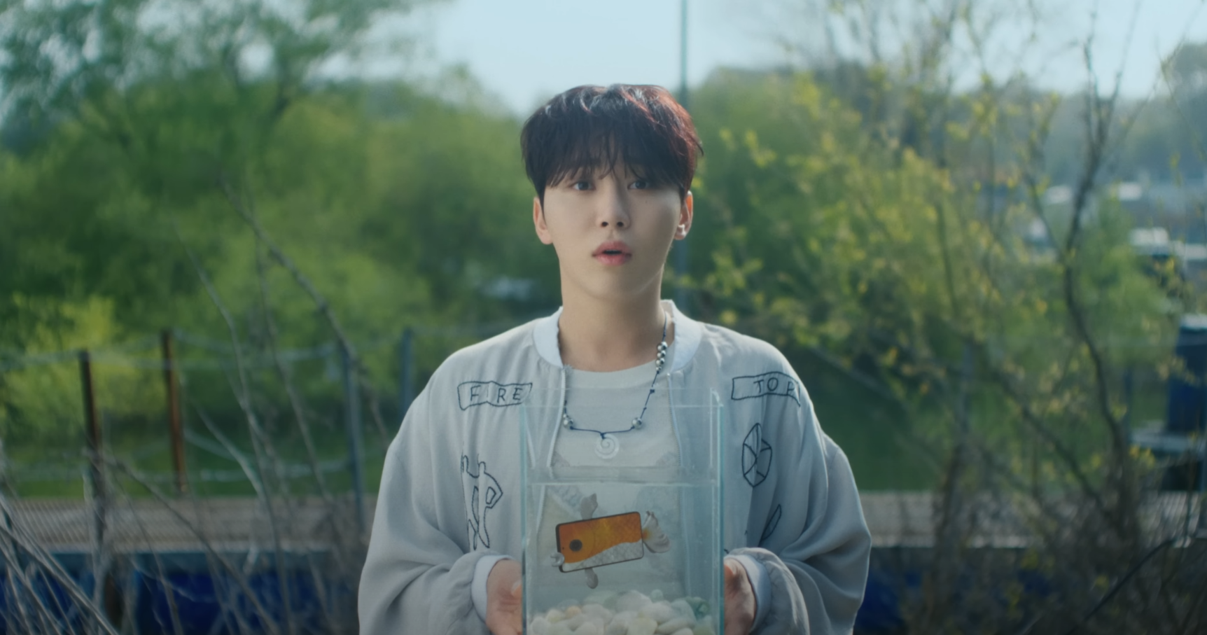 금붕어폰을 안고 있는 승관