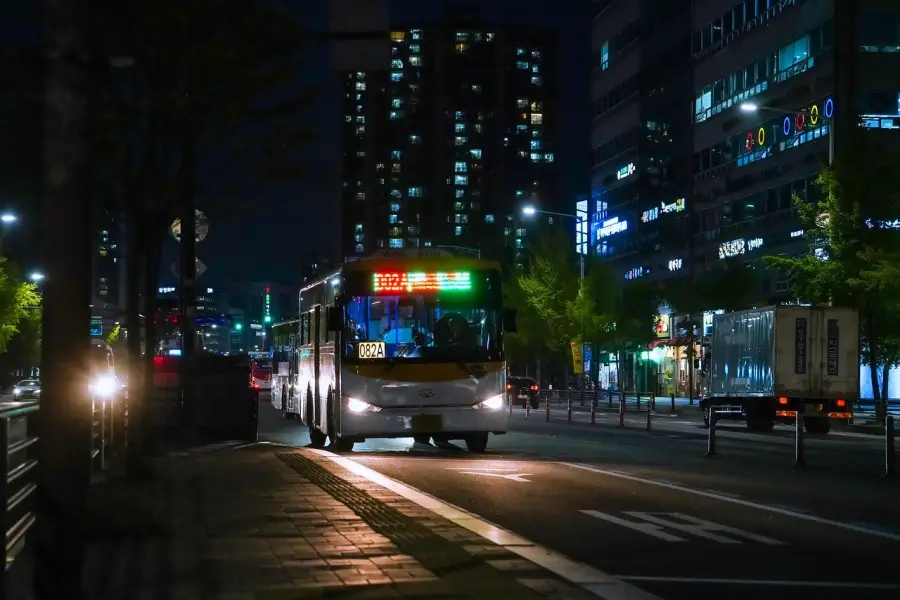 제야의 종- 어두운 도시 밤거리 버스가 전조등을 켜도 달리는 모습