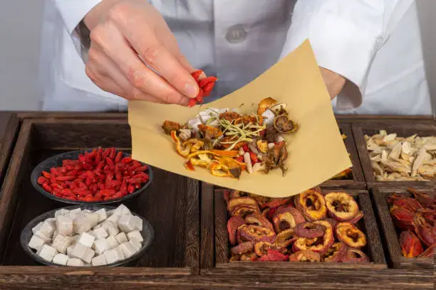 우황청심환 효능과 부작용! 임산부는 섭취 가능할까? 안녕하세요! 오늘은 우리가 궁금해할 수 있는 우황청심환에 대해 이야기해 볼까요? 우황청심환은 한의학에서 사용되는 특별한 한약이랍니다. 이 약은 여러 가지 약재들이 어우러져 만들어져요. 그중에서도 '우황'이라는 성분이 중요한 역할을 하는데, 어떤 성분과 효능들이 있는지 확인해 보시지요!