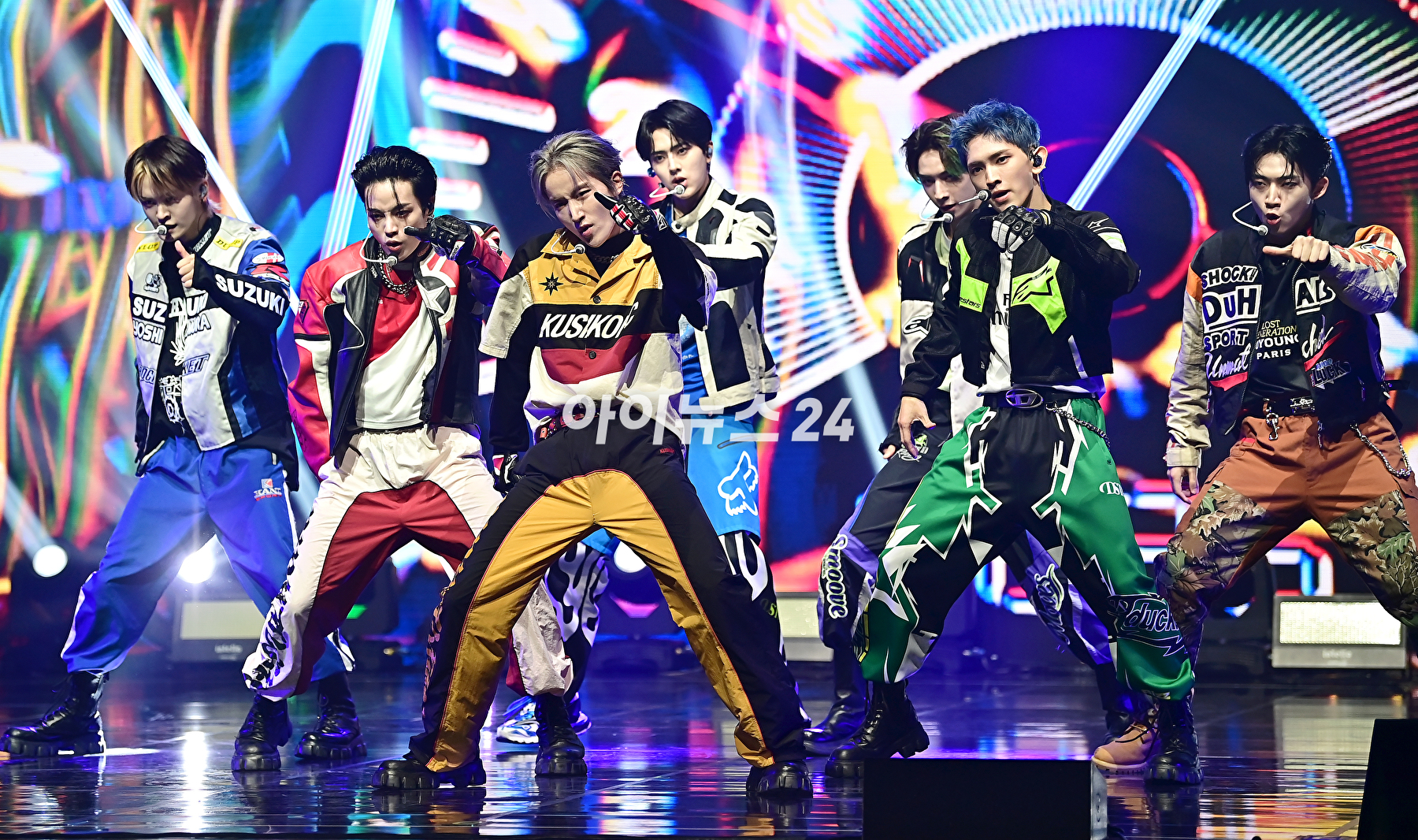 그룹 템페스트(TEMPEST)가 20일 오후 서울 목동 로운아트홀에서 열린 첫 번째 싱글 앨범 &#39;폭풍 속으로&#39; 쇼케이스에서 포토타임을 갖고 있다. [사진=곽영래 기자]