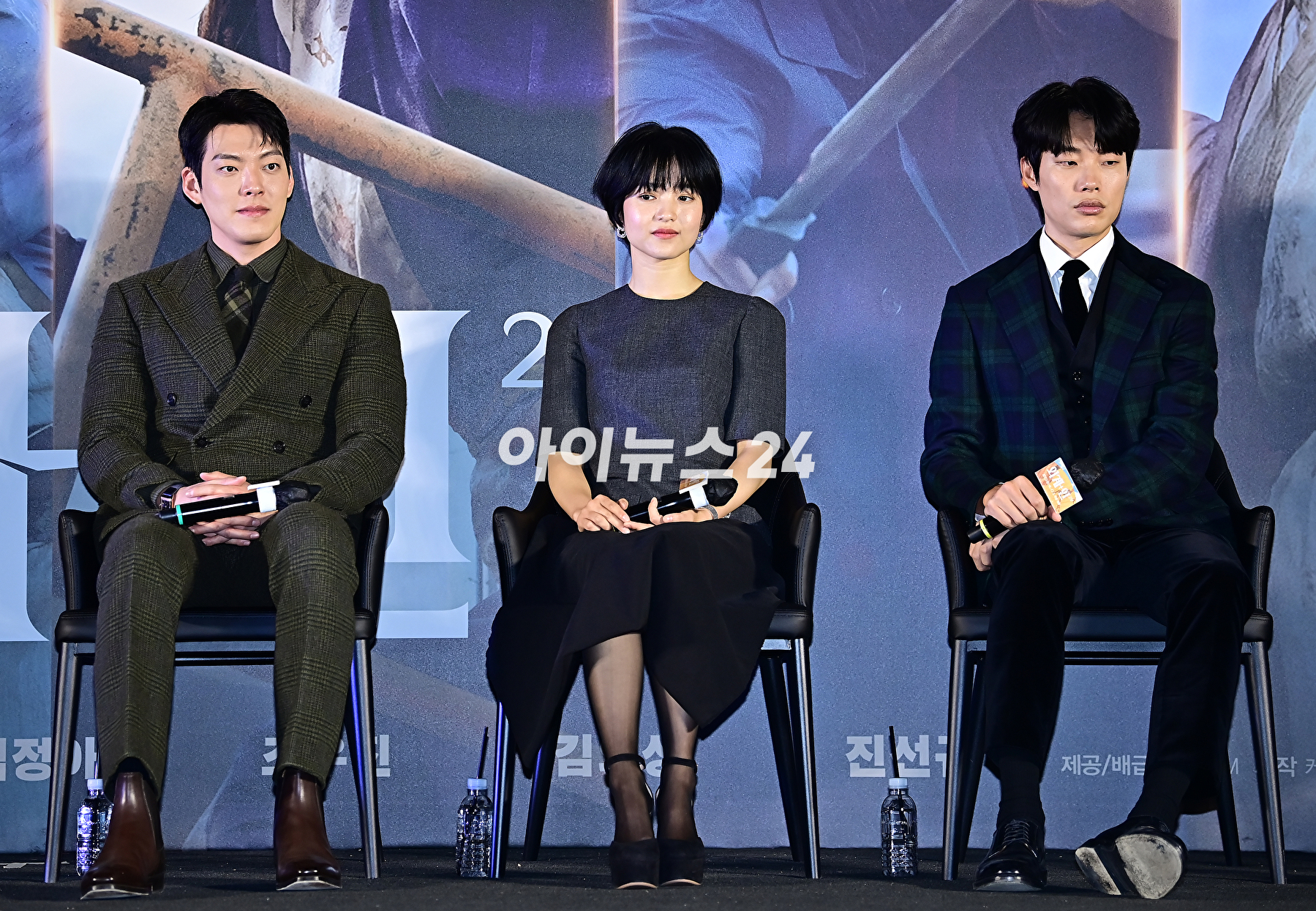 배우 김우빈, 김태리, 류준열이 22일 오전 서울 용산구 CGV 용산아이파크몰에서 열린 영화 '외계+인 2부' 제작보고회에 참석하고 있다. [사진=곽영래 기자]