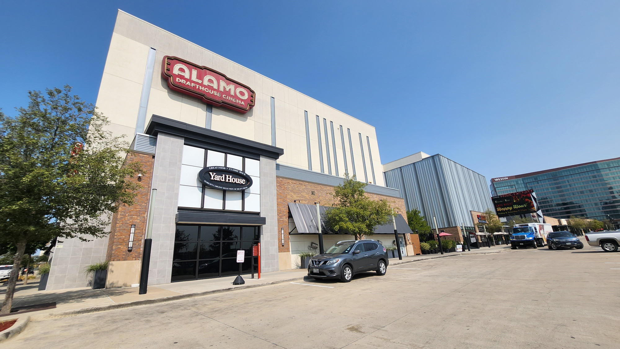 토요타 뮤직 팩토리 공연장과 같은 단지에 있는 상가들 